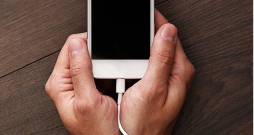 Stundām ilga nepārtraukta skatīšanās viedtelefonā rada atkarību kā no narkotikām. Stundām ilga nepārtraukta skatīšanās viedtelefonā rada atkarību kā no narkotikām.