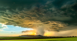 Paskaties uz kādu bildi, kurā attēlots tornado. Ja mēs no šīs bildes izņemtu ārā visas cietās daļas – putekļus, smiltis, akmeņus, zarus un citas lietas, kuras stiprais viesulis ir pacēlis gaisā, mēs redzētu pavisam parastu ainavu. Taču, ja mēs mēģinātu tuvoties tornado centram, kādā brīdī šī ļoti blīvā enerģija mūs atsviestu atpakaļ. It kā neredzam, taču pieredzam.