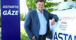 Latvijas Degvielas tirgus asociācijas valdes priekšsēdētājs Ojārs Karčevskis: "Runājot par naftas krājumiem pasaulē, vienmēr ir ticis rēķināts, ka tās pietiks vēl 50 gadiem. Tātad vidēji pasaulē šī resursa krājumiem vajadzētu beigties ap 2075. gadu. Taču dažādos pasaules reģionos ir ievērojamas atšķirības. Krievijas apzinātie krājumi ir apmēram 23 gadiem, bet Venecuēlas – 1000 gadiem, ja rēķinam pēc pašreizējās ieguves." Latvijas Degvielas tirgus asociācijas valdes priekšsēdētājs Ojārs Karčevskis: "Runājot par naftas krājumiem pasaulē, vienmēr ir ticis rēķināts, ka tās pietiks vēl 50 gadiem. Tātad vidēji pasaulē šī resursa krājumiem vajadzētu beigties ap 2075. gadu. Taču dažādos pasaules reģionos ir ievērojamas atšķirības. Krievijas apzinātie krājumi ir apmēram 23 gadiem, bet Venecuēlas – 1000 gadiem, ja rēķinam pēc pašreizējās ieguves."