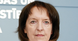 Ministre Inga Bērziņa aktīvi dodas reģionālajās vizītēs uz pašvaldībām, tikai – ne uz tām, kur ir problēmas. Ministre Inga Bērziņa aktīvi dodas reģionālajās vizītēs uz pašvaldībām, tikai – ne uz tām, kur ir problēmas.