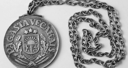 20. gs. 30. gadu Latvijas pagasta vecākā amata zīme. 20. gs. 30. gadu Latvijas pagasta vecākā amata zīme.