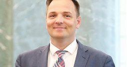 Raivis Kronbergs premjeres piedāvājumu nepieņēma uzreiz, bet vairākas nedēļas domāja. Raivis Kronbergs premjeres piedāvājumu nepieņēma uzreiz, bet vairākas nedēļas domāja.