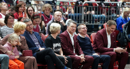 Latvijas basketbols pēdējos gados ir ļoti ieredzēts politiskajās aprindās. Attēlā izlases spēli vēro Anda Čakša (no kreisās), Jānis Reirs, Iveta un Raimonds Vējoņi, Edgars Rinkēvičs un Kaspars Cipruss.