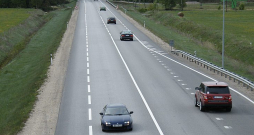Sods par ātruma pārsniegšanu 1 km/h uz reģionālajiem ceļiem, manuprāt, būtu absurds. Ideāls ceļa segums, plaša situācijas pārskatamība. Un man jāblenž spidometrā?! Sods par ātruma pārsniegšanu 1 km/h uz reģionālajiem ceļiem, manuprāt, būtu absurds. Ideāls ceļa segums, plaša situācijas pārskatamība. Un man jāblenž spidometrā?!