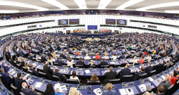 Paužot atbalstu Ukrainai un balsojot par vadošajām ES amatpersonām, šonedēļ Strasbūrā darbu sāka jaunais Eiropas Parlaments, kura pilnvaras ir līdz 2029. gadam. Paužot atbalstu Ukrainai un balsojot par vadošajām ES amatpersonām, šonedēļ Strasbūrā darbu sāka jaunais Eiropas Parlaments, kura pilnvaras ir līdz 2029. gadam.