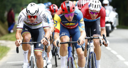 Toms Skujiņš (centrā) "Tour de France" 13. posma atrāviena galvgalī. Pa kreisi – pasaules čempions Metjū van der Pūls, pa labi – vēl viens nīderlandietis Kevins Genets.
