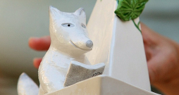 Mākslinieces Ineses Brants veidotā porcelāna "Baltā Vilka" laiviņa dodas pie Jāņa Baltvilka balvas laureātiem. Mākslinieces Ineses Brants veidotā porcelāna "Baltā Vilka" laiviņa dodas pie Jāņa Baltvilka balvas laureātiem.