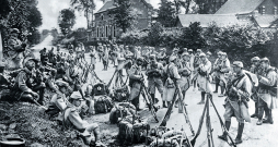 Franču armijas kareivji pirms došanās uz fronti. Pirmajos kara mēnešos pirms iestrēgšanas ierakumos 1915. gadā Rietumu frontes armijas bija diezgan mobilas. Franču armijas kareivji pirms došanās uz fronti. Pirmajos kara mēnešos pirms iestrēgšanas ierakumos 1915. gadā Rietumu frontes armijas bija diezgan mobilas.