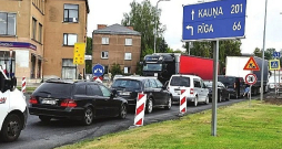Sastrēgumi Bauskā kļūst aizvien lielāki. Sastrēgumi Bauskā kļūst aizvien lielāki.