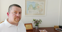 "Sabiedriskā transporta nozare ir tādās kā spīlēs. No vienas puses, pasūtījuma apjomus samazinām, taču, no otras puses, izmaksas tāpat palielinās, jo tās ietekmē darba algu pieaugums, degvielas cenu un citu pakalpojuma komponenšu izmaksu svārstības, ko ne vienmēr var prognozēt," vērtē "Autotransporta direkcijas" valdes priekšsēdētājs Dins Merirands. "Sabiedriskā transporta nozare ir tādās kā spīlēs. No vienas puses, pasūtījuma apjomus samazinām, taču, no otras puses, izmaksas tāpat palielinās, jo tās ietekmē darba algu pieaugums, degvielas cenu un citu pakalpojuma komponenšu izmaksu svārstības, ko ne vienmēr var prognozēt," vērtē "Autotransporta direkcijas" valdes priekšsēdētājs Dins Merirands.