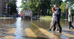 Jelgavas pilsētu un Kalnciema pagastu vakar apmeklēja arī Valsts prezidents Edgars Rinkēvičs. Jelgavas pilsētu un Kalnciema pagastu vakar apmeklēja arī Valsts prezidents Edgars Rinkēvičs.