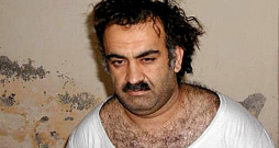 Halids Šeihs Mohammeds drīz pēc notveršanas Pakistānā 2003. gada marta sākumā. Viņš pēc tam bijis ieslodzīts vairākos slepenos Centrālās izlūkošanas pārvaldes cietumos, bet vēlāk nonācis Gvantanamo bāzē. Halids Šeihs Mohammeds drīz pēc notveršanas Pakistānā 2003. gada marta sākumā. Viņš pēc tam bijis ieslodzīts vairākos slepenos Centrālās izlūkošanas pārvaldes cietumos, bet vēlāk nonācis Gvantanamo bāzē.