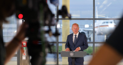 Vācijas kanclers Olafs Šolcs piektdienas rītā Ķelnes/Bonnas lidostā sagaidīja Krievijas un Baltkrievijas atbrīvotos cietumniekus.