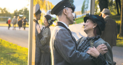 Skats no XIV Latvijas amatierteātru festivāla "Spoguļo", kas 2019. gadā norisinājās Alūksnē, pulcējot ap 1800 dalībnieku no 115 amatierteātriem. Skats no XIV Latvijas amatierteātru festivāla "Spoguļo", kas 2019. gadā norisinājās Alūksnē, pulcējot ap 1800 dalībnieku no 115 amatierteātriem.