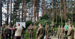 Talkas ar Nacionālo bruņoto spēku Apvienotā štāba personāla un Zemessardzes 1. Rīgas brigādes karavīru līdzdalību Vīķu kroga kaujas apkaimē notiek jau gadiem. Talkas ar Nacionālo bruņoto spēku Apvienotā štāba personāla un Zemessardzes 1. Rīgas brigādes karavīru līdzdalību Vīķu kroga kaujas apkaimē notiek jau gadiem.
