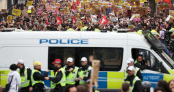 Uzskatos polarizētā britu sabiedrība pēdējās nedēļās regulāri rīko protestus. Uzskatos polarizētā britu sabiedrība pēdējās nedēļās regulāri rīko protestus.