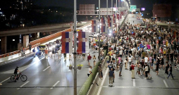 Belgradā sestdien notika protesta akcija pret litija ieguves atjaunošanu Serbijas ziemeļos. Daļa protestētāju iesaistījās arī satiksmes bloķēšanā. Belgradā sestdien notika protesta akcija pret litija ieguves atjaunošanu Serbijas ziemeļos. Daļa protestētāju iesaistījās arī satiksmes bloķēšanā.