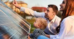 Arvien biežāk elektrības ražošanai tiek izmantoti saules paneļi, tos izvietojot uz māju jumtiem. Arvien biežāk elektrības ražošanai tiek izmantoti saules paneļi, tos izvietojot uz māju jumtiem.