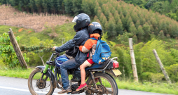 Aizsargķivere, pārvadājot bērnu uz motocikla vai velosipēda, ir absolūti nepieciešama. Aizsargķivere, pārvadājot bērnu uz motocikla vai velosipēda, ir absolūti nepieciešama.