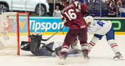 Pavasarī pasaules čempionātā Latvijas hokejisti Franciju uzvarēja, tikai pateicoties komandas kapteiņa Kaspara Daugaviņa gūtajiem vārtiem papildlaika pēdējā sekundē. Abas komandas 1. septembrī Rīgā tiksies olimpiskā kvalifikācijas turnīra noslēdzošajā un, domājams, arī izšķirošajā spēlē.