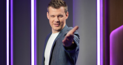 Spēles “15 jautājumi” vadītājs Magnuss Eriņš. Spēles “15 jautājumi” vadītājs Magnuss Eriņš.
