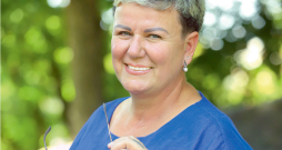 "Ir daudzas lietas, par kurām īsti nevaru runāt bez asarām, lai gan cik gadi jau pagājuši. Norakstīju emocijas grāmatā, bet kaut kas tāpat paliek," tā Linda Mūrniece. "Ir daudzas lietas, par kurām īsti nevaru runāt bez asarām, lai gan cik gadi jau pagājuši. Norakstīju emocijas grāmatā, bet kaut kas tāpat paliek," tā Linda Mūrniece.