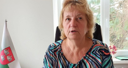 Gulbenes novada pašvaldības domes priekšsēdētāja vietniece Guna Švika: "Lizuma komercdarbībai paredzētajās ēkās pārkāpumus neatrada, taču pārbaužu process nebija ātrs. Bija vajadzīgi skaidrojumi par procedūrām, atbalsts, taču tajā brīdī ne VARAM, ne cita valsts iestāde mums palīgā nenāca. Līdzīgi gājis arī citiem novadiem, kas saskārušies ar programmu degradēto teritoriju sakārtošanai uzņēmējdarbības vajadzībām." Gulbenes novada pašvaldības domes priekšsēdētāja vietniece Guna Švika: "Lizuma komercdarbībai paredzētajās ēkās pārkāpumus neatrada, taču pārbaužu process nebija ātrs. Bija vajadzīgi skaidrojumi par procedūrām, atbalsts, taču tajā brīdī ne VARAM, ne cita valsts iestāde mums palīgā nenāca. Līdzīgi gājis arī citiem novadiem, kas saskārušies ar programmu degradēto teritoriju sakārtošanai uzņēmējdarbības vajadzībām."