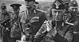 Rumānijas karalis Mihajs I (no kreisās) un maršals Antonesku 1941. gadā. Rumānijas karalis Mihajs I (no kreisās) un maršals Antonesku 1941. gadā.