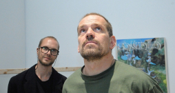 Mākslinieks Andris Eglītis (no labās) kopā ar izstādes kuratoru Alekseju Beļecki.