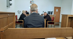 Advokāts Normunds Duļevskis (no labās), apsūdzētais Ilmārs Rimšēvičs un prokurore Džena Andersone tiesas sēdi gaidot. Advokāts Normunds Duļevskis (no labās), apsūdzētais Ilmārs Rimšēvičs un prokurore Džena Andersone tiesas sēdi gaidot.