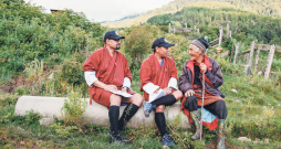 Kā izmērīt laimi? Filmā "Laimes aģents" Ambers ceļo pa Butānu, lai uzzinātu, cik laimīgi ir tās iedzīvotāji. Kā izmērīt laimi? Filmā "Laimes aģents" Ambers ceļo pa Butānu, lai uzzinātu, cik laimīgi ir tās iedzīvotāji.