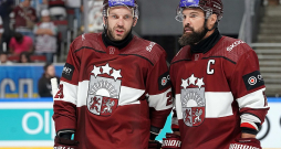 Zemgus Girgensons (no kreisās) apspriežas ar Kasparu Daugaviņu, kurš pirmdien aizvadīja 150. spēli Latvijas izlases kreklā. Zemgus Girgensons (no kreisās) apspriežas ar Kasparu Daugaviņu, kurš pirmdien aizvadīja 150. spēli Latvijas izlases kreklā.