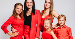 Pēc skatītāju lūguma, lielo atgriešanos šovā piedzīvos Bindru ģimene. Pēc skatītāju lūguma, lielo atgriešanos šovā piedzīvos Bindru ģimene.
