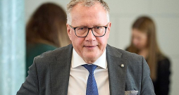 Finanšu ministrs Arvils Ašeradens raizējas, ka ekonomiskās attīstības prognozes kļūstot arvien nepatīkamākas, un attiecīgi valsts naudas maks arī var nepildīties kā plānots. Finanšu ministrs Arvils Ašeradens raizējas, ka ekonomiskās attīstības prognozes kļūstot arvien nepatīkamākas, un attiecīgi valsts naudas maks arī var nepildīties kā plānots.
