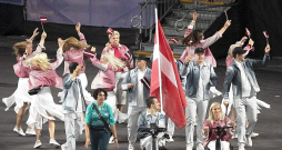 Latvijas karogs atklāšanas ceremonijā plīvoja Diānas Krūmiņas un Riharda Snikus rokās.