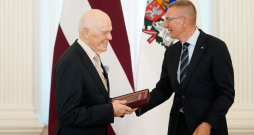 Valsts prezidents Edgars Rinkēvičs (no labās) un tiesību zinātņu doktors, bijušais Ministru prezidents Valdis Birkavs piedalās pasākumā Rīgas pilī, kas veltīts 30 gadiem kopš Krievijas okupācijas armijas izvešanas no Latvijas Republikas. Valsts prezidents Edgars Rinkēvičs (no labās) un tiesību zinātņu doktors, bijušais Ministru prezidents Valdis Birkavs piedalās pasākumā Rīgas pilī, kas veltīts 30 gadiem kopš Krievijas okupācijas armijas izvešanas no Latvijas Republikas.