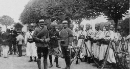 Francijas armijas alžīriešu strēlnieki Bordo 1914. gadā. Francijas armijas alžīriešu strēlnieki Bordo 1914. gadā.