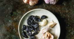 Fermentēti ķiploki. Fermentēti ķiploki.