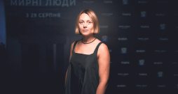 Oksana Karpoviča: "Manī slēpās sajūta, ka īstajā brīdī, kad būšu gatava dokumentēt karu, gribu radīt ko tādu, ko nevar redzēt ziņu lentēs." Oksana Karpoviča: "Manī slēpās sajūta, ka īstajā brīdī, kad būšu gatava dokumentēt karu, gribu radīt ko tādu, ko nevar redzēt ziņu lentēs."