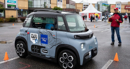 "Citroen AMI" – rēns pilsētas pārvietošanās rīks. "Citroen AMI" – rēns pilsētas pārvietošanās rīks.