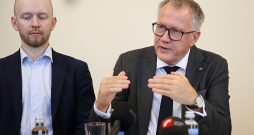 Finanšu ministrs Arvils Ašeradens (no labās) un Saeimas deputāts, partijas "Progresīvie" līdzpriekšsēdētājs Andris Šuvajevs preses konferencē informējot par piedāvātajām izmaiņām nodokļu politikā. Finanšu ministrs Arvils Ašeradens (no labās) un Saeimas deputāts, partijas "Progresīvie" līdzpriekšsēdētājs Andris Šuvajevs preses konferencē informējot par piedāvātajām izmaiņām nodokļu politikā.