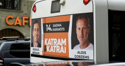 Partijas "Katram un katrai" 14. Saeimas vēlēšanu reklāma uz sabiedriskā transporta. Partijas "Katram un katrai" 14. Saeimas vēlēšanu reklāma uz sabiedriskā transporta.