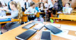 Mobilie telefoni un skola.