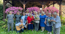 Dzejas dienu un Broņislavas Martuževas 100 gadu jubilejas pasākuma dalībnieki Pilskalnes pagasta Gricgalē. Dzejas dienu un Broņislavas Martuževas 100 gadu jubilejas pasākuma dalībnieki Pilskalnes pagasta Gricgalē.