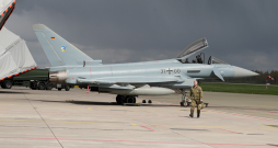 Militārais gaisa kuģis "Eurofighter" NATO Baltijas gaisa telpas patrulēšanas misijas mediju dienas laikā Nacionālo bruņoto spēku militārajā bāzē "Lielvārde". Militārais gaisa kuģis "Eurofighter" NATO Baltijas gaisa telpas patrulēšanas misijas mediju dienas laikā Nacionālo bruņoto spēku militārajā bāzē "Lielvārde".