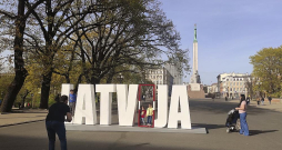 Eiropas Savienības statistikas biroja prognoze Latvijai turpmākajos gadu desmitos sola straujāko iedzīvotāju skaita kritumu visā ES. Pamatscenārijs liecina, ka Latvijā 2100. gadā būs nepilni 1,2 miljoni iedzīvotāju. Eiropas Savienības statistikas biroja prognoze Latvijai turpmākajos gadu desmitos sola straujāko iedzīvotāju skaita kritumu visā ES. Pamatscenārijs liecina, ka Latvijā 2100. gadā būs nepilni 1,2 miljoni iedzīvotāju.