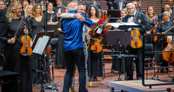 Zviedru komponists, trombonists un diriģents Kristians Lindbergs (no kreisās) kopā ar latviešu komponistu Andri Dzenīti.