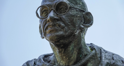Tā dēvētās nevardarbīgās pretošanās idejiskais autors Mahatma Gandijs 17 reizes ilgstoši atteicies no barības, tādējādi paužot atbalstu indiešu tautai tās cīņā par atbrīvošanos no angļu jūga. Tā dēvētās nevardarbīgās pretošanās idejiskais autors Mahatma Gandijs 17 reizes ilgstoši atteicies no barības, tādējādi paužot atbalstu indiešu tautai tās cīņā par atbrīvošanos no angļu jūga.