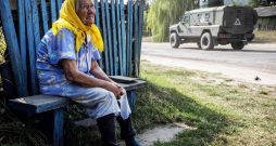 Ukrainas pierobežā 88 gadus vecā Marija noraugās uz Ukrainas armijas kolonnu. Ukrainas pierobežā 88 gadus vecā Marija noraugās uz Ukrainas armijas kolonnu.