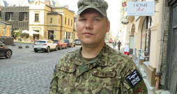 Modris Kairišs: "Atceros, ka pirms desmit gadiem, kad Kurzemes jūrmalā sāka veikt mācības "Baltic Zenith", daļa sabiedrības smējās, ka mēs nodarbojoties ar muļķībām. Bet mēs trenējāmies šaut uz mērķiem, kas līdzīgi "Shahed" droniem. Ceru, ka tagad vairs nesmejas." Modris Kairišs: "Atceros, ka pirms desmit gadiem, kad Kurzemes jūrmalā sāka veikt mācības "Baltic Zenith", daļa sabiedrības smējās, ka mēs nodarbojoties ar muļķībām. Bet mēs trenējāmies šaut uz mērķiem, kas līdzīgi "Shahed" droniem. Ceru, ka tagad vairs nesmejas."